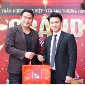 Minh Tiệp mua yến sào hồng nhung